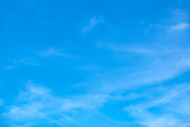 Fond bleu ciel avec de minuscules nuages - Photo, image
