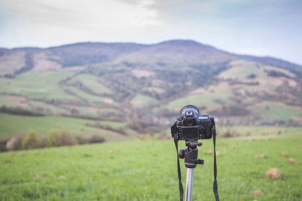 Profesyonel fotoğraf makinesi tripod üzerinde dağ arka plan üzerinde. Karpatlar, Ukrayna - Fotoğraf, Görsel