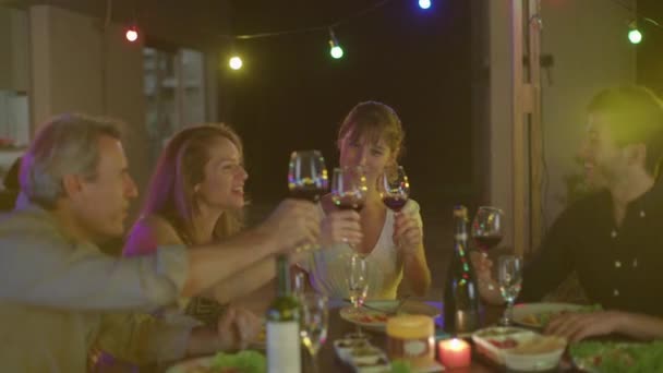 Freunde essen zu Abend - Filmmaterial, Video
