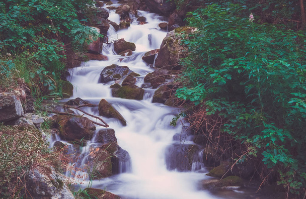 Watervallen bij berg rivier in kleurrijke bos. - Foto, afbeelding