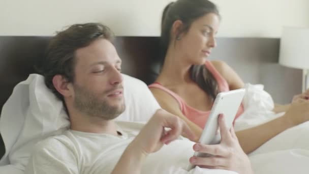 Couple relaxing in bed   - Metraje, vídeo