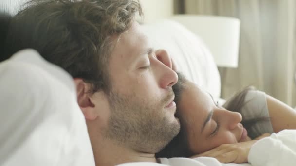 Couple relaxing in bed   - Metraje, vídeo