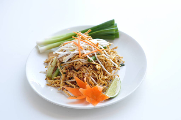 Crispy Chicken Pad Thai. Rice noodles stir-fried with egg, scallions, bean sprouts and ground peanuts topped with crispy chicken. - Photo, Image