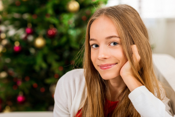 Chica adolescente con árbol de Navidad
 - Foto, Imagen
