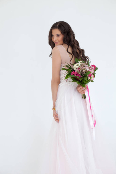 Красивая модель невесты с красочными цветами
 - Фото, изображение