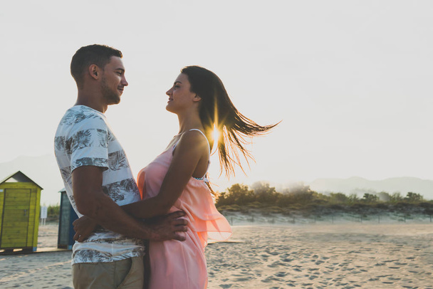 Casal feliz na praia
 - Foto, Imagem
