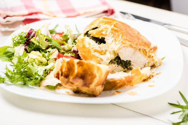 chicken breast stuffed spinach in puff pastry - Foto, afbeelding