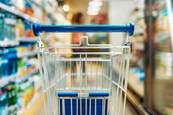 empty shopping cart in supermarket - Fotografie, Obrázek