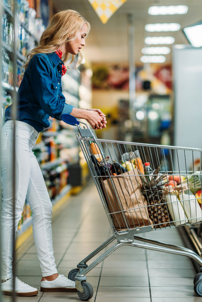 woman in shopping supermarket - Фото, зображення