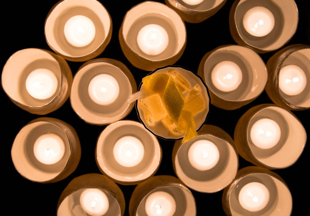 Виски со свечами, украшенный лимоном сверху
 - Фото, изображение