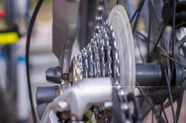 Закрыть велосипедную часть с кассетной передачей и колесом
 - Фото, изображение