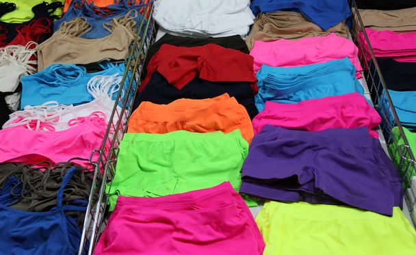Tienda de ropa interior con bragas muy coloridas
 - Foto, Imagen