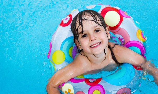 Little girl in swimming pool with float ring - Foto, Imagem