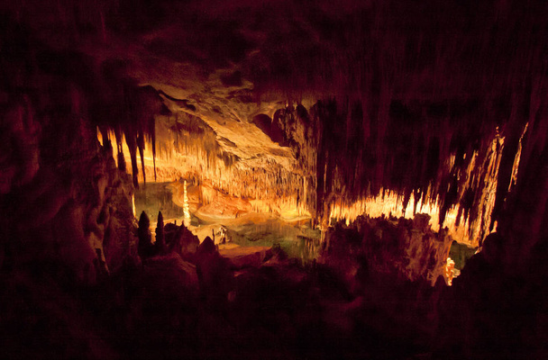 Incide les grottes du dragon sur l'île de Majorque, Espagne
. - Photo, image