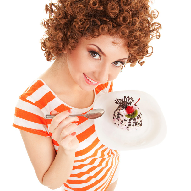 Весела жінка їсть торт на білому тлі
 - Фото, зображення