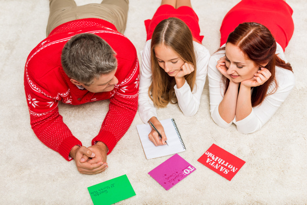 Familie mit Weihnachtsmann-Hüten - Foto, Bild