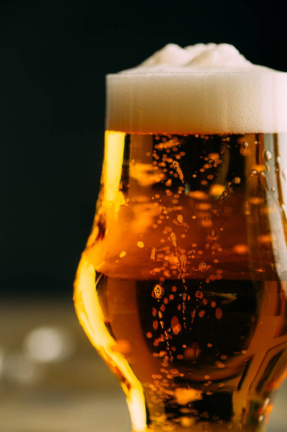Glas koud bier op donker  - Foto, afbeelding