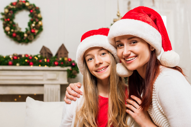 mother and daughter embracing on christmas - Foto, afbeelding