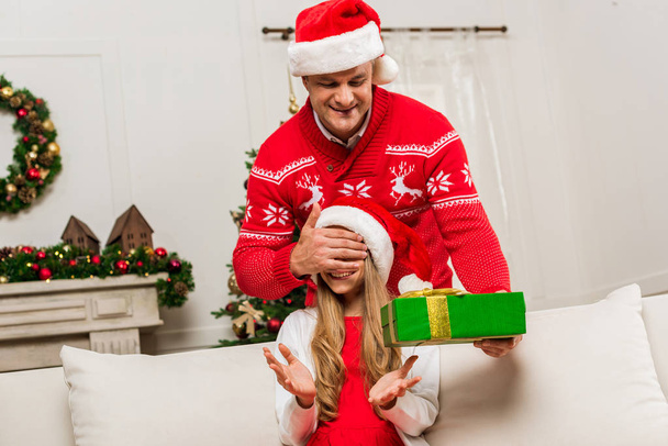 father making surprise gift for daughter - Foto, Imagem