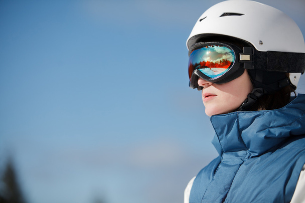 Femme snowboarder contre le soleil et le ciel
 - Photo, image