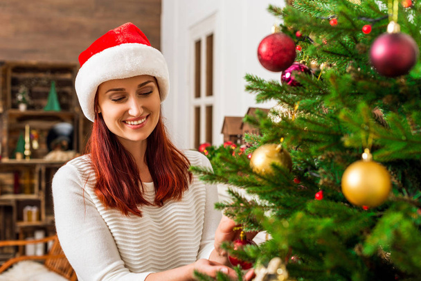 woman decorating christmas tree - Foto, Imagen