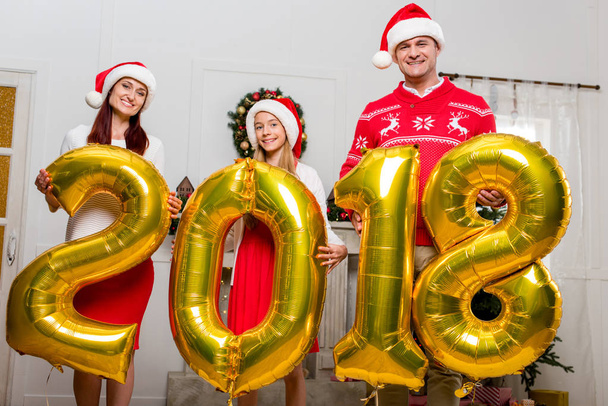 сім'я з новорічними кульками
 - Фото, зображення