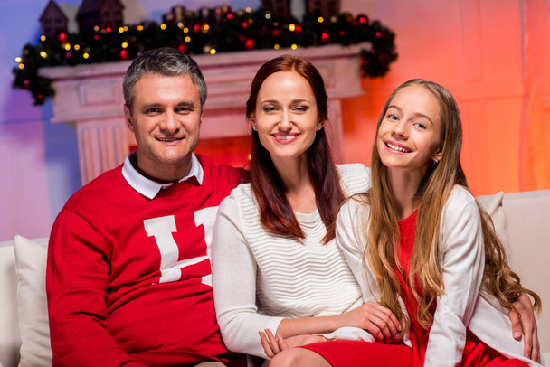 クリスマスの幸せな家族 - 写真・画像