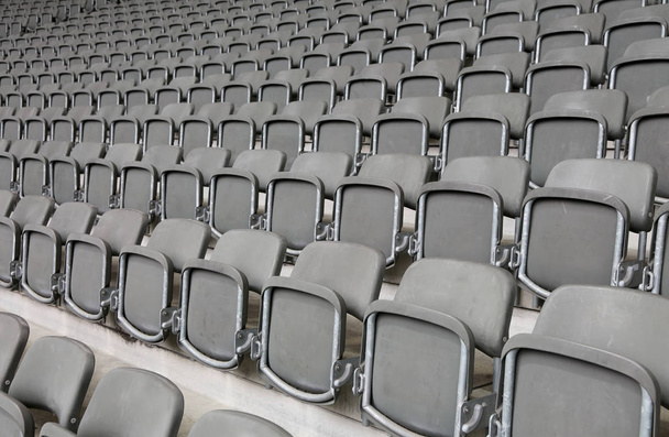 krzesła na trybunach stadionu ze nikt nie - Zdjęcie, obraz