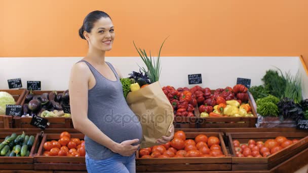 Pregnant Woman With Bag of Vegetables at Store - Imágenes, Vídeo