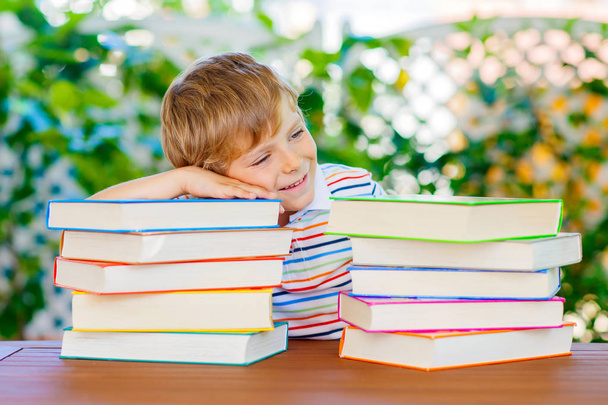 Kis gyerek fiú olvasókönyv az iskolában - Fotó, kép