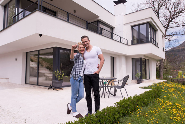 coppia che si abbraccia davanti a una nuova casa di lusso
 - Foto, immagini