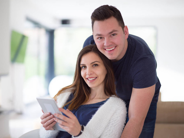 couple using tablet at home - Φωτογραφία, εικόνα