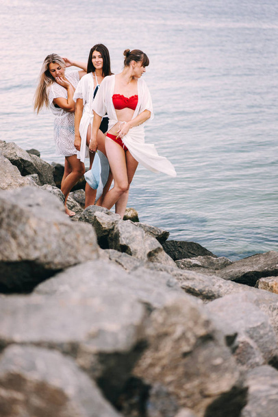 Mooie meisjes in zwembroek over zee - Foto, afbeelding