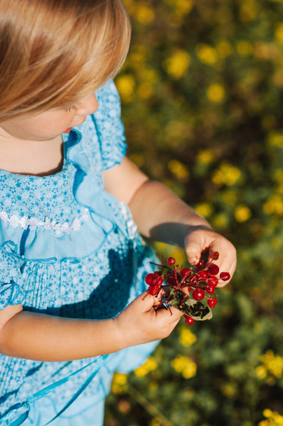 Kis lány mező sárga virágok - Fotó, kép