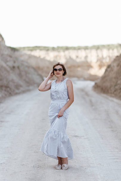 Женщина на прогулке в песчаных местах
 - Фото, изображение