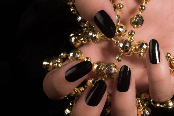 чорний нігтів манікюр
 - Фото, зображення
