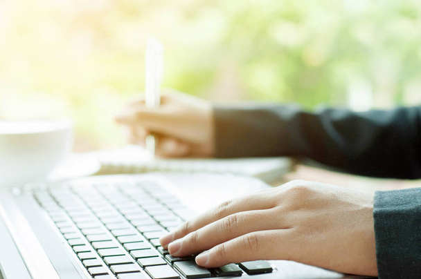 üzleti nő írásos feljegyzés laptop és zöld háttér - Fotó, kép