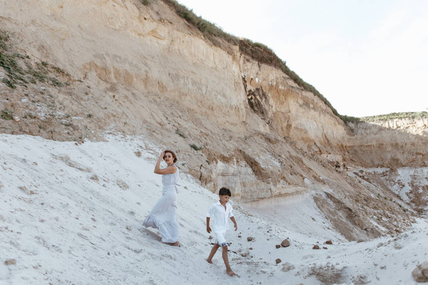Happy family walking along the sandy places - Valokuva, kuva