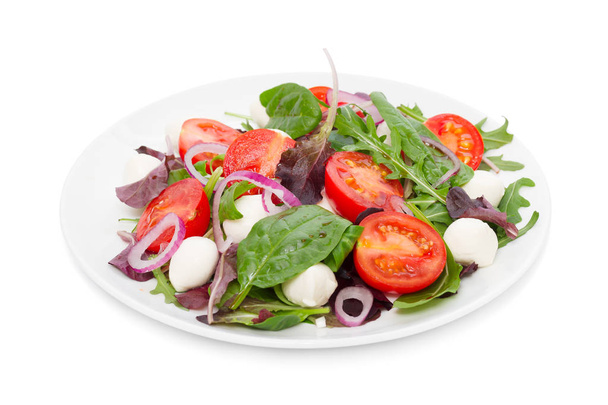 Salade de légumes avec mini mozzarella isolée sur blanc
 - Photo, image