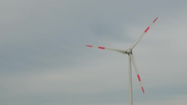 Регулярні вітрові турбіни, що обертаються на вітрі на блакитному небі
. - Кадри, відео