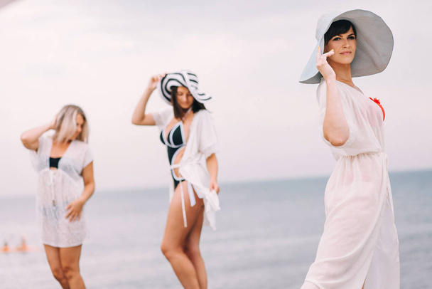 Chicas guapas en traje de baño por mar
 - Foto, imagen