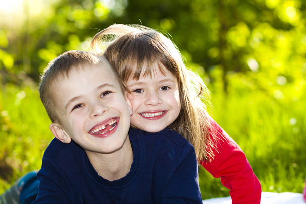 Küçük çocuklar çocuk ve güneşli kız mutlu portre gülümseyen  - Fotoğraf, Görsel