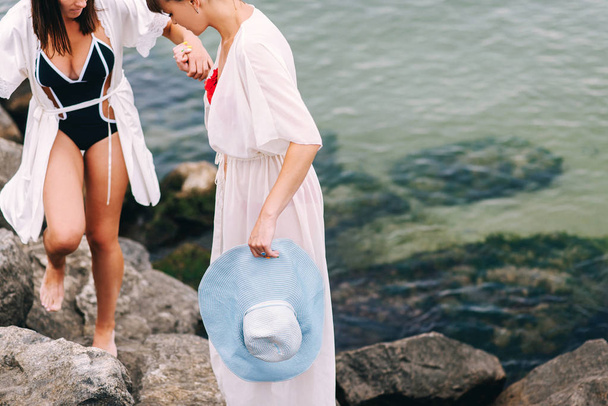 Chicas guapas en traje de baño por mar
 - Foto, Imagen