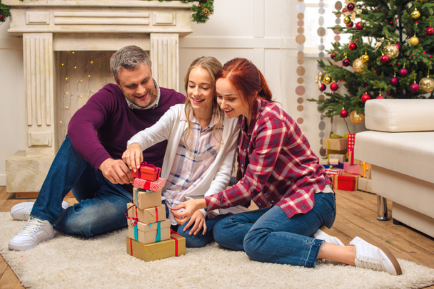 happy family with christmas gifts - Фото, изображение
