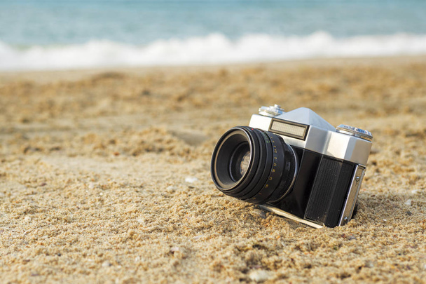 砂の上のレトロなカメラ - 写真・画像
