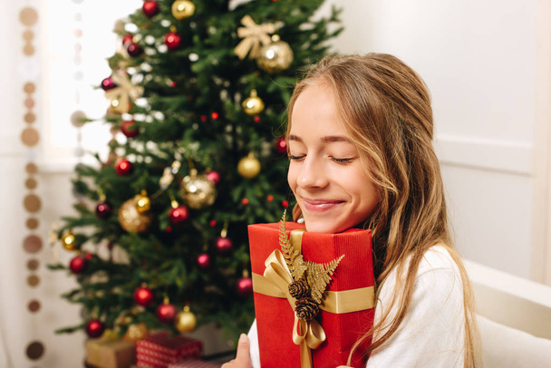 teenager with christmas present - Foto, immagini