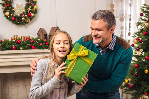 Vater und Tochter mit Weihnachtsgeschenk - Foto, Bild