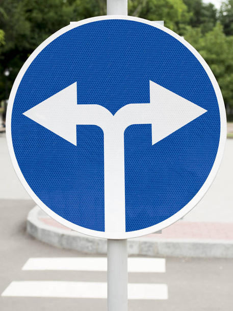 дорожный знак, поворот на улицу
 - Фото, изображение