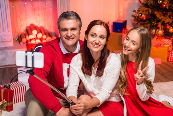 famiglia prendendo selfie a Natale
 - Foto, immagini