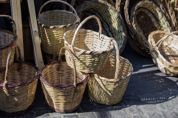 Boş sepetler bir pazar yerinde satılıktır. - Fotoğraf, Görsel